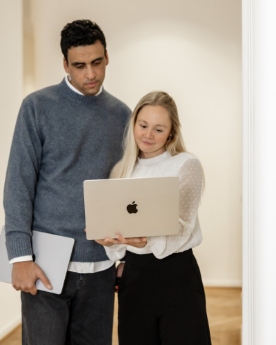 Sophia und Yaseen arbeiten an einem Projekt